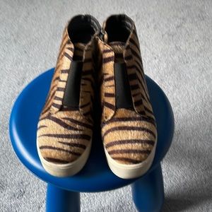 Gorgeous boot. Girls 5.5 like new. Faux fur zipper on side